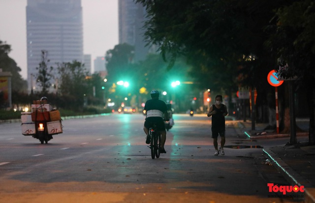 Hà Nội: Người dân tranh thủ đi chợ sớm, tập thể dục "nốt" trước giờ giãn cách xã hội - Ảnh 11. Hà Nội: Người dân tranh thủ đi chợ sớm, tập thể dục "nốt" trước giờ giãn cách xã hội - Ảnh 11.