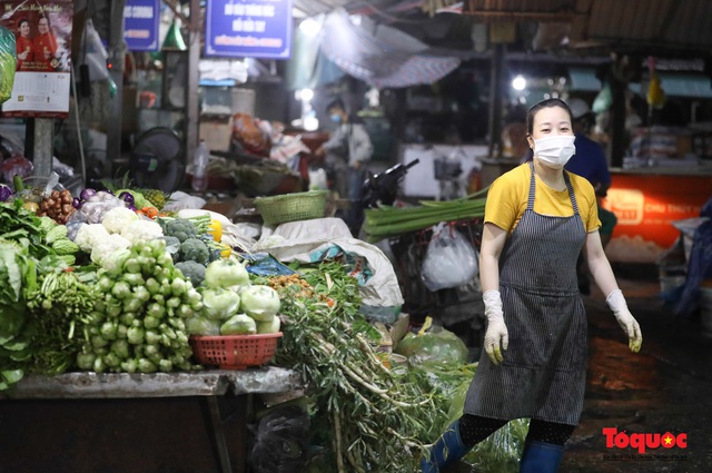 Hà Nội: Người dân tranh thủ đi chợ sớm, tập thể dục &quot;nốt&quot; trước giờ giãn cách xã hội - Ảnh 3.