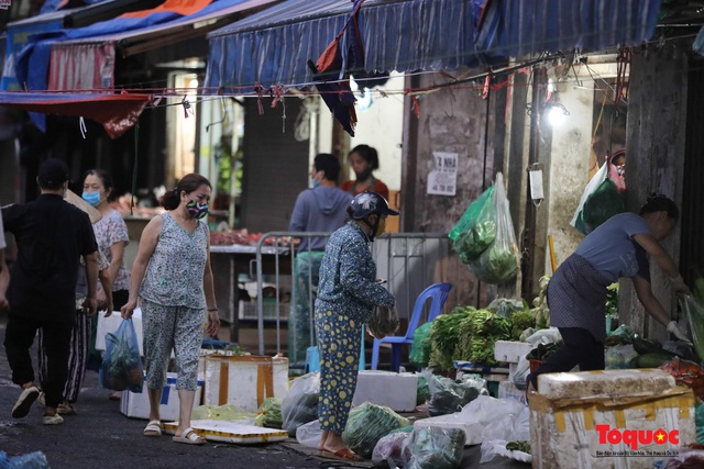 Hà Nội: Người dân tranh thủ đi chợ sớm, tập thể dục &quot;nốt&quot; trước giờ giãn cách xã hội - Ảnh 2.