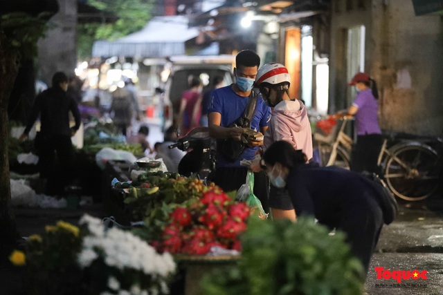 Hà Nội: Người dân tranh thủ đi chợ sớm, tập thể dục "nốt" trước giờ giãn cách xã hội - Ảnh 5. Hà Nội: Người dân tranh thủ đi chợ sớm, tập thể dục "nốt" trước giờ giãn cách xã hội - Ảnh 5.
