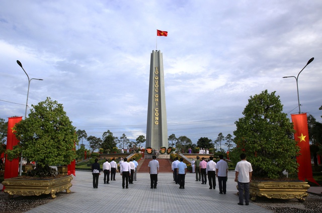 Phó Thủ tướng Thường trực dâng hương tưởng nhớ các anh hùng, liệt sĩ  - Ảnh 1.
