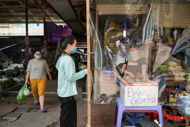 Hà Nội: Chợ dân sinh dựng &quot;lô cốt mền&quot; phòng dịch COVID-19 - Ảnh 5.