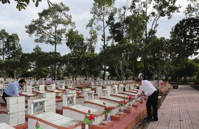 Phó Thủ tướng Thường trực dâng hương tưởng nhớ các anh hùng, liệt sĩ  - Ảnh 2.
