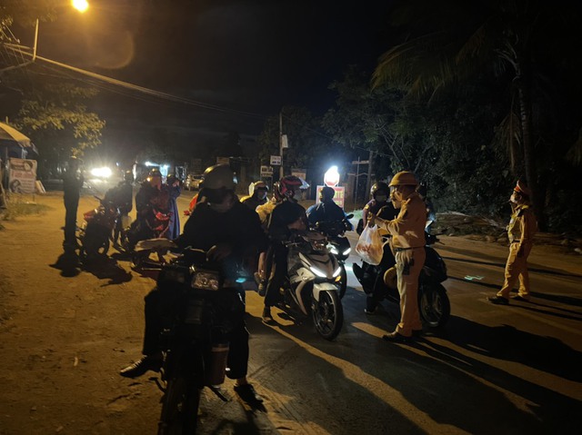 CSGT dẫn đường hỗ trợ bà con từ TPHCM về bằng xe máy qua địa bàn Đà Nẵng  - Ảnh 2.