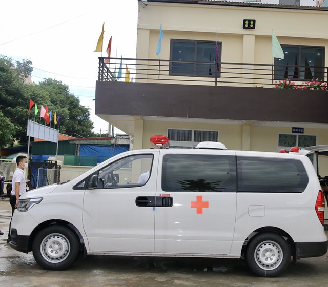 FLC tặng xe cứu thương cho Sầm Sơn, sau khi chi viện hơn 150 tỷ phòng chống dịch bệnh, thiên tai… tại nhiều tỉnh thành - Ảnh 1.