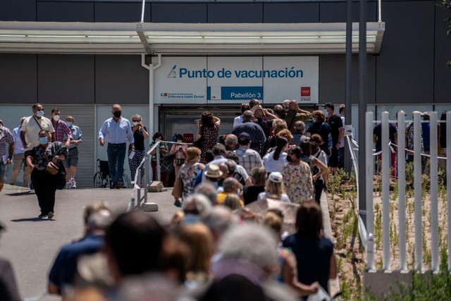Niềm tin vaccine của người Tây Ban Nha vượt qua khủng hoảng dịch bệnh - Ảnh 1.