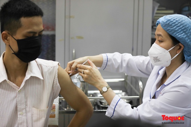 Hà Nội bắt đầu đợt tiêm chủng vaccine COVID-19 trên diện rộng - Ảnh 13.