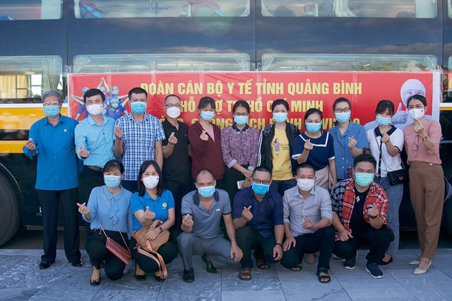 Đoàn y bác sĩ Quảng Bình tình nguyện vào TPHCM chống dịch; Đà Nẵng tăng cường quản lý, giám sát người sau cách ly - Ảnh 1.