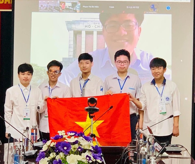Hà Nội khen thưởng học sinh đạt thành tích xuất sắc tại các kỳ thi Olympic quốc tế 2021 - Ảnh 1.
