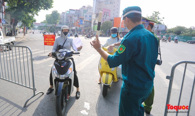 Hà Nội lập chốt tăng cường kiểm soát người dân ra đường trong những ngày giãn cách xã hội - Ảnh 17.