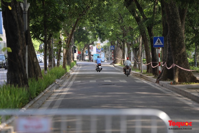 Hà Nội lập chốt tăng cường kiểm soát người dân ra đường trong những ngày giãn cách xã hội - Ảnh 15.