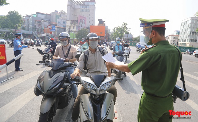 Hà Nội lập chốt tăng cường kiểm soát người dân ra đường trong những ngày giãn cách xã hội - Ảnh 4.