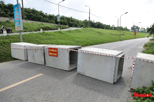 Dùng Ống cống, gạch,  xe tải và thùng container làm chốt chặn ở Hà Nội - Ảnh 1.