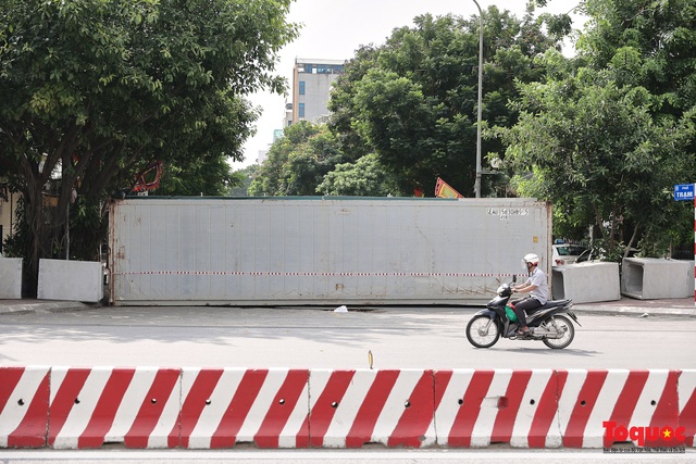 Dùng Ống cống, gạch,  xe tải và thùng container làm chốt chặn ở Hà Nội - Ảnh 4.