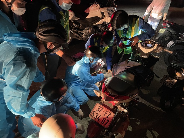 Sinh viên xuyên đêm cứu hộ, 'tiếp sức' người dân đi xe máy về quê tránh dịch - Ảnh 3.