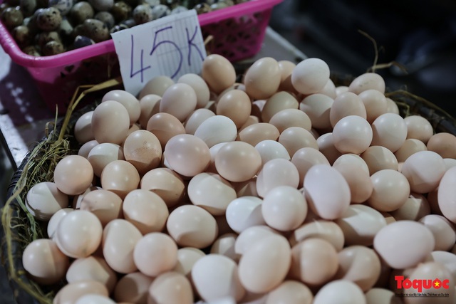 Thực phẩm tươi tại chợ dân sinh Hà Nội bất ngờ tăng giá, Trứng gà hơn 5000đ vẫn &quot;cháy&quot; hàng - Ảnh 8.