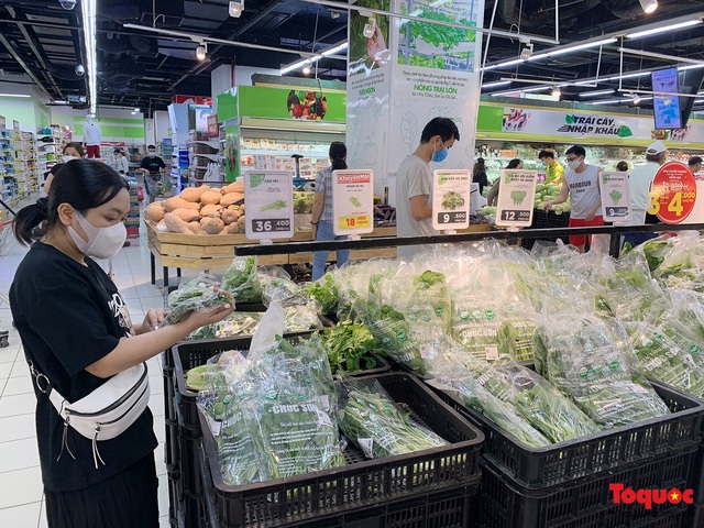 Thực phẩm tươi tại chợ dân sinh Hà Nội bất ngờ tăng giá, Trứng gà hơn 5000đ vẫn &quot;cháy&quot; hàng - Ảnh 11.
