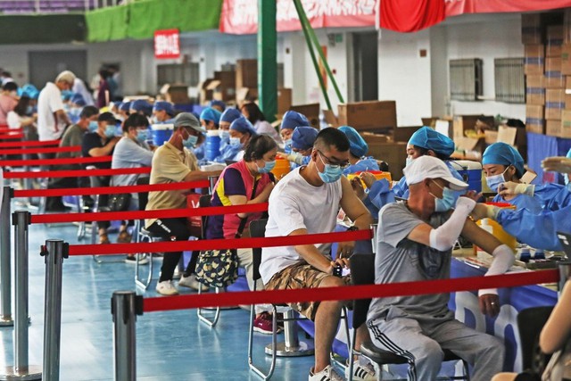 Các thành phố Trung Quốc chạy đua vaccine tìm cơ hội miễn dịch cộng đồng - Ảnh 1.