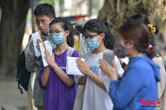 Hàng trăm sĩ tử đến Văn Miếu vái vọng cầu may trước ngày thi tốt nghiệp THPT - Ảnh 10.