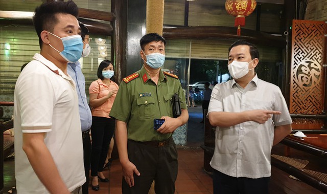 Nhiều quán hàng vội vã kéo cửa sắt che cho khách đang ăn uống bên trong khi Phó Chủ tịch Hà Nội bất ngờ kiểm tra trong đêm - Ảnh 3.