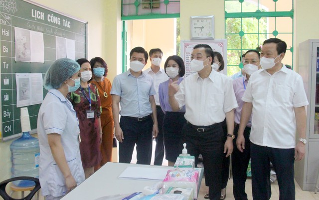 Lãnh đạo TP Hà Nội đồng hành cùng thí sinh trong ngày thi tốt nghiệp THPT đầu tiên - Ảnh 1.