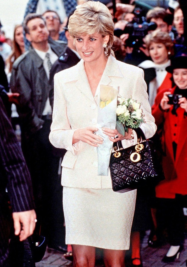 Những chiếc túi được đặt theo tên Công nương Diana - Ảnh 2.