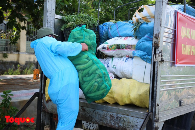 Những chuyến xe nghĩa tình chở hàng chục tấn nông sản từ Quảng Nam ra hỗ trợ Đà Nẵng - Ảnh 2.