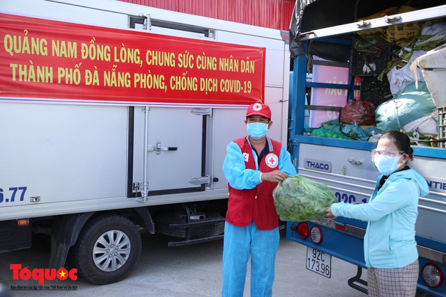 Những chuyến xe nghĩa tình chở hàng chục tấn nông sản từ Quảng Nam ra hỗ trợ Đà Nẵng - Ảnh 6.
