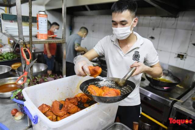 Hà Nội: Quán thịt dê trở thành bếp ăn từ thiện giữa mùa dịch - Ảnh 2.