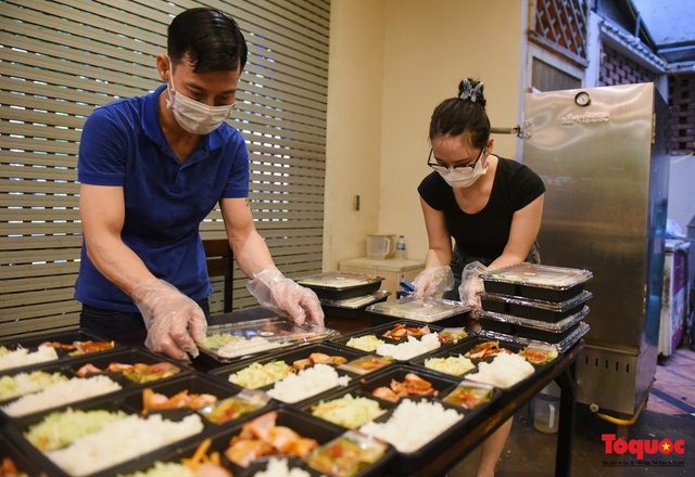Hà Nội: Quán thịt dê trở thành bếp ăn từ thiện giữa mùa dịch - Ảnh 7.