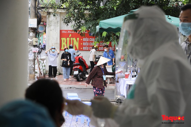 Hà Nội: Người dân &quot;vùng đỏ&quot; đội mưa đi xét nghiệm SARS-CoV-2 - Ảnh 12.