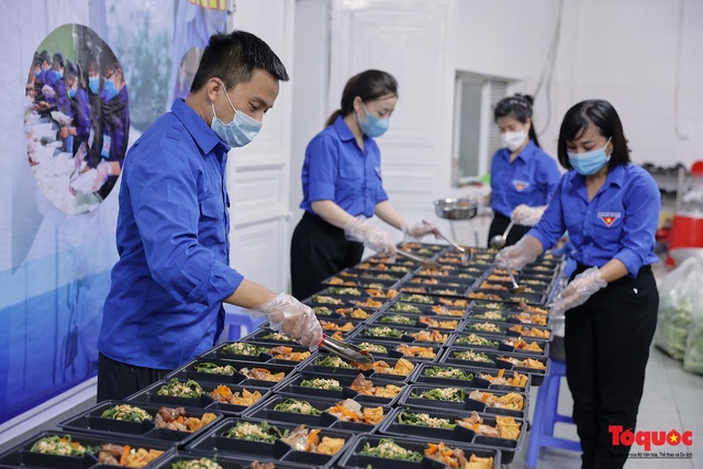 Hà Đông (Hà Nội): khởi động &quot;Bếp ăn thanh niên&quot; phục vụ miễn phí hàng trăm suất cơm mỗi ngày - Ảnh 2.