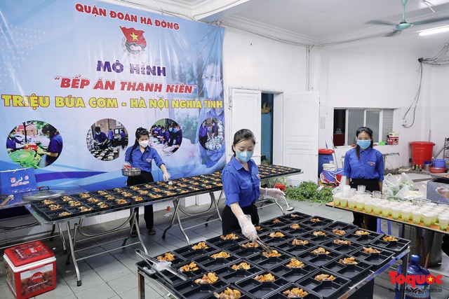 Hà Đông (Hà Nội): khởi động &quot;Bếp ăn thanh niên&quot; phục vụ miễn phí hàng trăm suất cơm mỗi ngày - Ảnh 1.