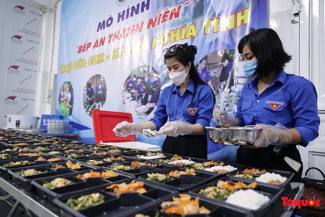 Hà Đông (Hà Nội): khởi động &quot;Bếp ăn thanh niên&quot; phục vụ miễn phí hàng trăm suất cơm mỗi ngày - Ảnh 3.