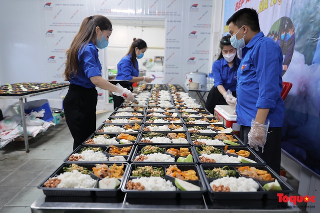 Hà Đông (Hà Nội): khởi động &quot;Bếp ăn thanh niên&quot; phục vụ miễn phí hàng trăm suất cơm mỗi ngày - Ảnh 7.