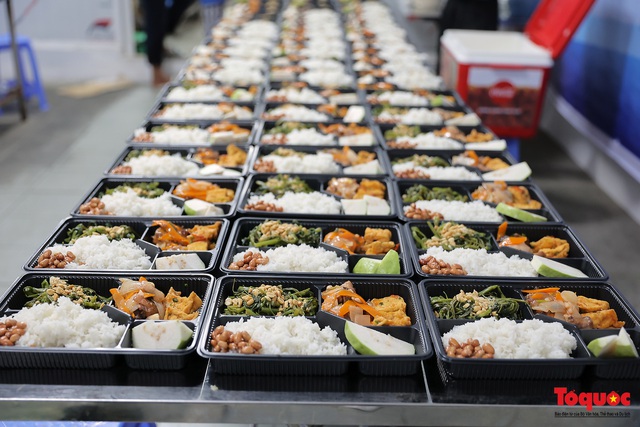 Hà Đông (Hà Nội): khởi động &quot;Bếp ăn thanh niên&quot; phục vụ miễn phí hàng trăm suất cơm mỗi ngày - Ảnh 8.