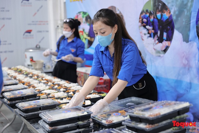 Hà Đông (Hà Nội): khởi động &quot;Bếp ăn thanh niên&quot; phục vụ miễn phí hàng trăm suất cơm mỗi ngày - Ảnh 4.