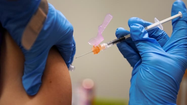 FDA phê duyệt tiêm mũi vaccine thứ 3 cho người có hệ miễn dịch kém - Ảnh 1.