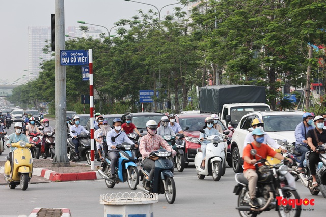 Giao thông Hà Nội &quot;bỗng&quot; đông như chưa từng giãn cách xã hội - Ảnh 3.