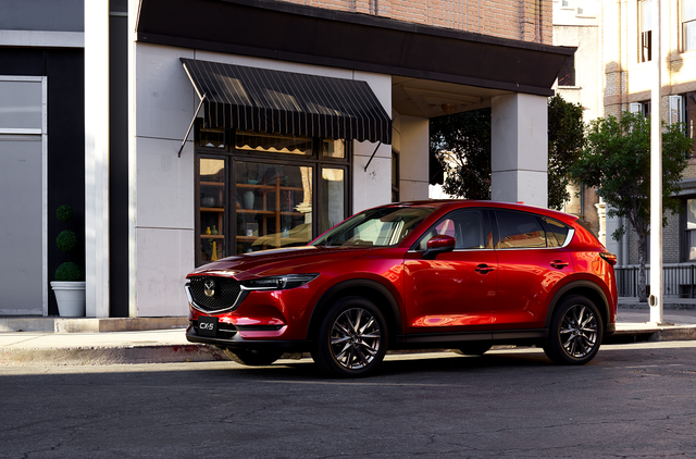 Khách hàng mua xe Mazda trong tháng 8 được hỗ trợ đến 120 triệu đồng - Ảnh 1.
