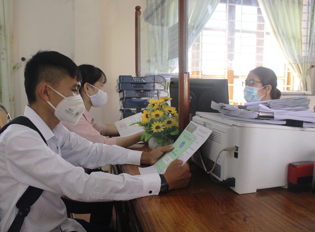 Quảng Trị: Hỗ trợ kịp thời cho người lao động nộp hồ sơ đề nghị hưởng BHTN - Ảnh 2.