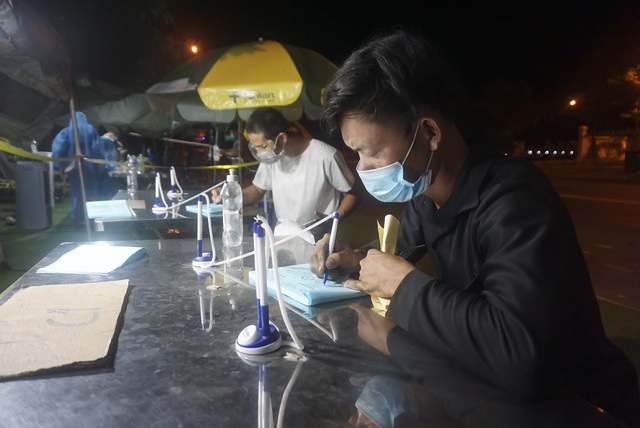 Xuyên đêm test nhanh kháng nguyên SARS-CoV-2 tại các cửa ngõ vào thành phố Đà Nẵng - Ảnh 4.
