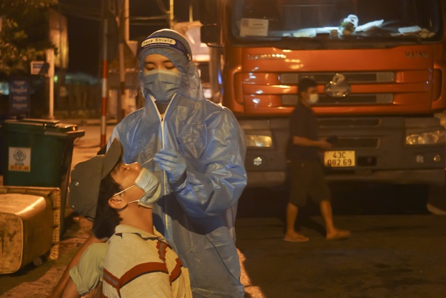 Xuyên đêm test nhanh kháng nguyên SARS-CoV-2 tại các cửa ngõ vào thành phố Đà Nẵng - Ảnh 6.