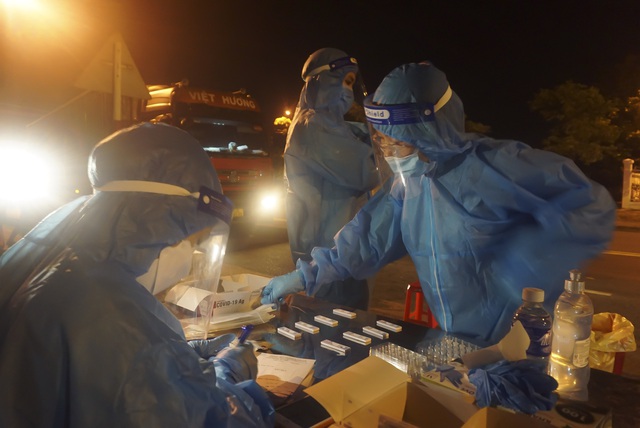 Xuyên đêm test nhanh kháng nguyên SARS-CoV-2 tại các cửa ngõ vào thành phố Đà Nẵng - Ảnh 8.