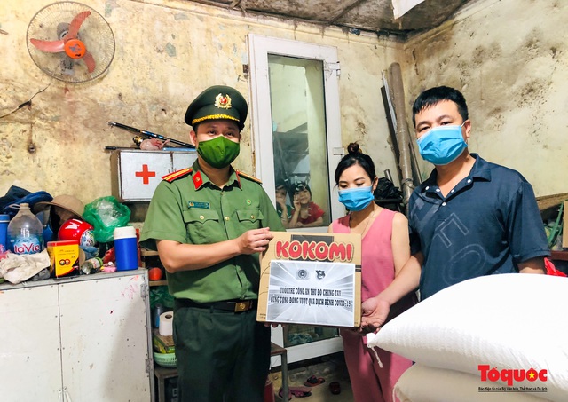 Tuổi trẻ Công an Thủ đô hỗ trợ lao động ngoại tỉnh gặp khó khăn khi Hà Nội tiếp tục giãn cách xã hội - Ảnh 6. Tuổi trẻ Công an Thủ đô hỗ trợ lao động ngoại tỉnh gặp khó khăn khi Hà Nội tiếp tục giãn cách xã hội - Ảnh 6.