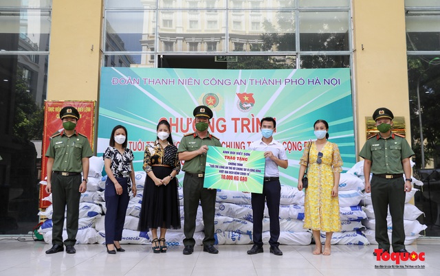 Tuổi trẻ Công an Thủ đô hỗ trợ lao động ngoại tỉnh gặp khó khăn khi Hà Nội tiếp tục giãn cách xã hội - Ảnh 1. Tuổi trẻ Công an Thủ đô hỗ trợ lao động ngoại tỉnh gặp khó khăn khi Hà Nội tiếp tục giãn cách xã hội - Ảnh 1.