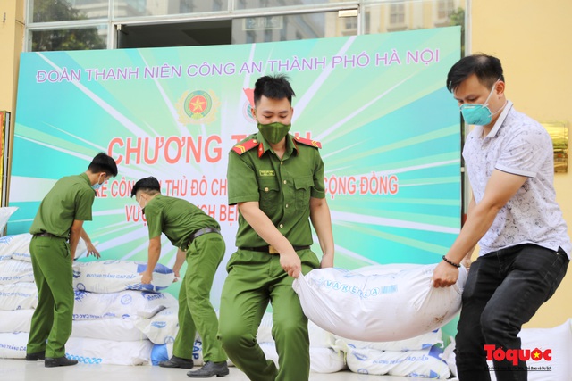 Tuổi trẻ Công an Thủ đô hỗ trợ lao động ngoại tỉnh gặp khó khăn khi Hà Nội tiếp tục giãn cách xã hội - Ảnh 2.
