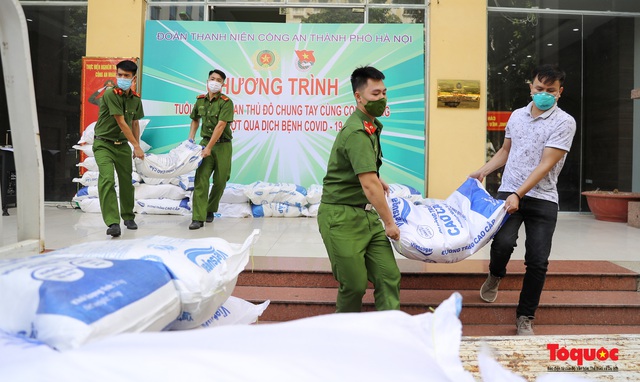 Tuổi trẻ Công an Thủ đô hỗ trợ lao động ngoại tỉnh gặp khó khăn khi Hà Nội tiếp tục giãn cách xã hội - Ảnh 12. Tuổi trẻ Công an Thủ đô hỗ trợ lao động ngoại tỉnh gặp khó khăn khi Hà Nội tiếp tục giãn cách xã hội - Ảnh 12.