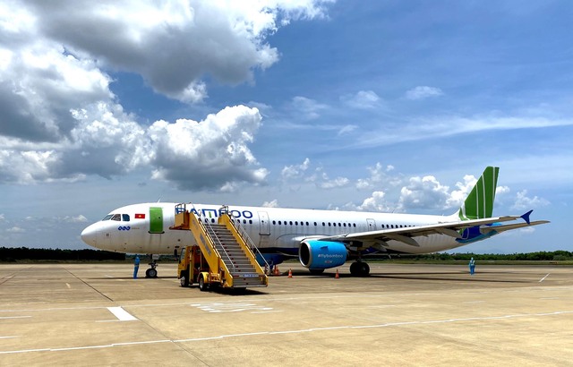 Bamboo Airways thực hiện 2 chuyến bay đưa gần 400 công dân Quảng Bình về quê - Ảnh 1.