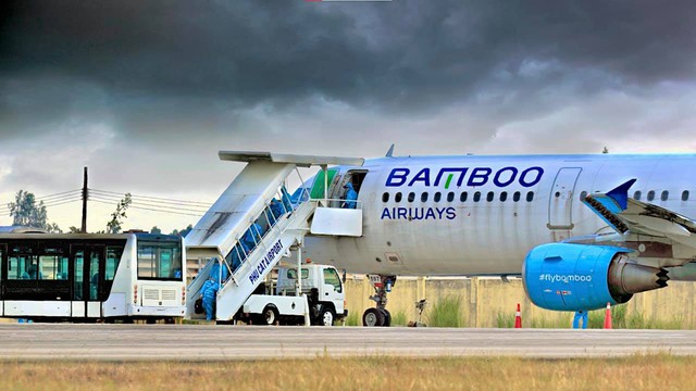 Bamboo Airways phối hợp thực hiện chuyến bay thứ 7 đưa công dân Bình Định về quê - Ảnh 4.